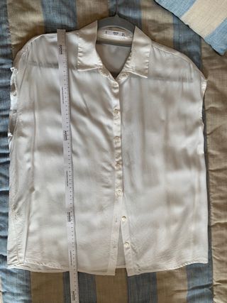 Camisa blanca sin mangas, de Mango, talla S.