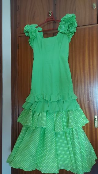 Traje verde limón con lunares blancos
