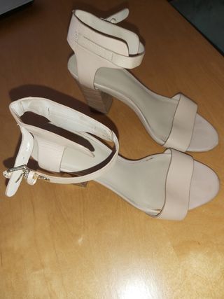 sandalia tacón ancho color nude mango