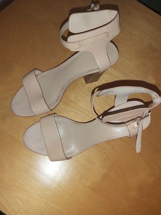 sandalia tacón ancho color nude mango