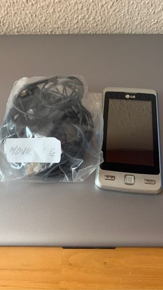 Móvil con cargador y cable de conexión a portátil