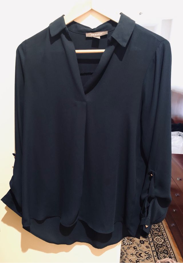 Blusa azul marino con botones dorados 38