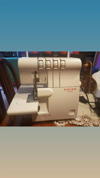 máquina de coser y remalladora junto o x separado