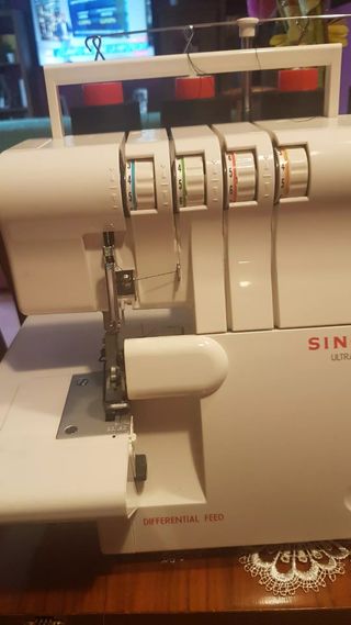 máquina de coser y remalladora junto o x separado
