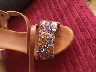 sandalia preciosa de piel con piedrecitas