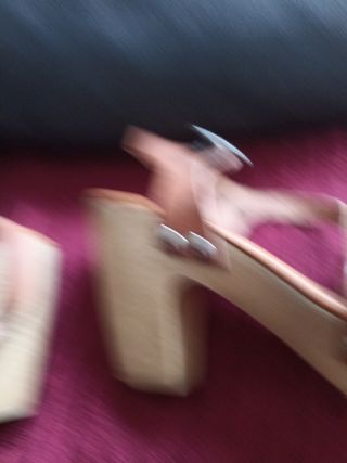 sandalia preciosa de piel con piedrecitas