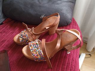 sandalia preciosa de piel con piedrecitas