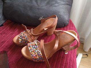 sandalia preciosa de piel con piedrecitas