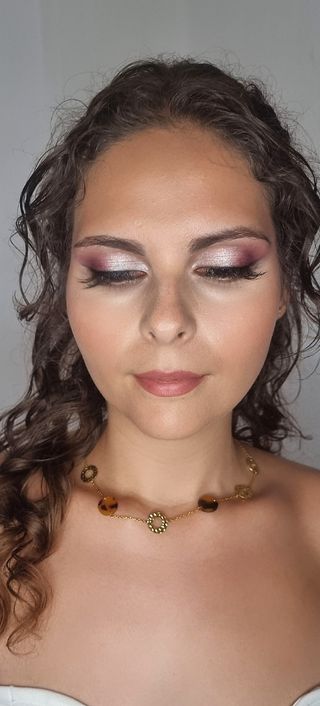 MAQUILLAJE Y PEINADO