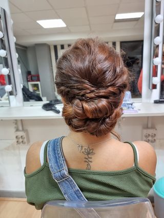 MAQUILLAJE Y PEINADO