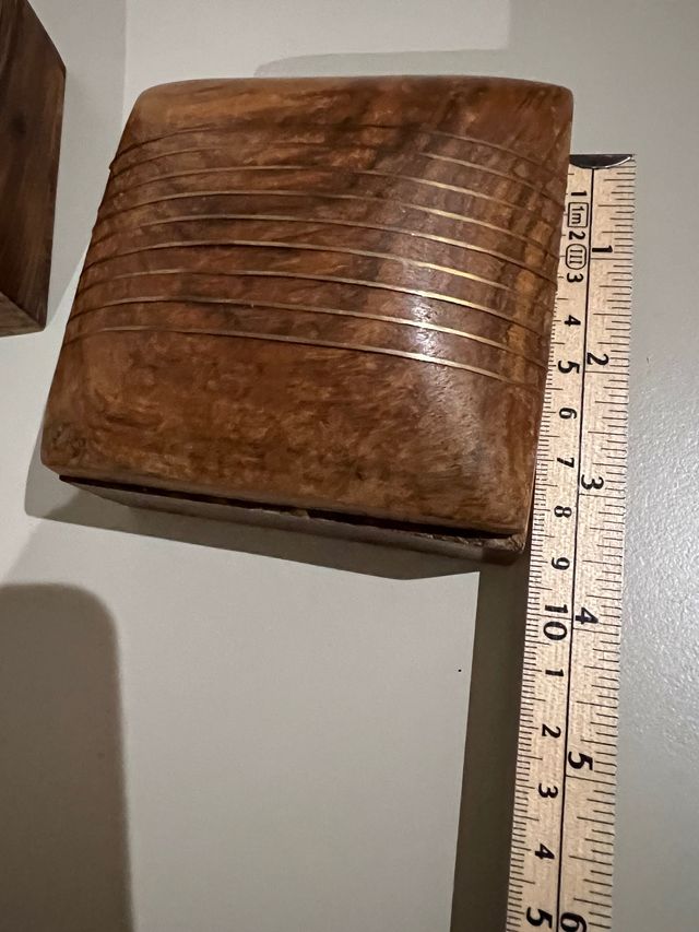 Dos. Cajas joyeros de madera.