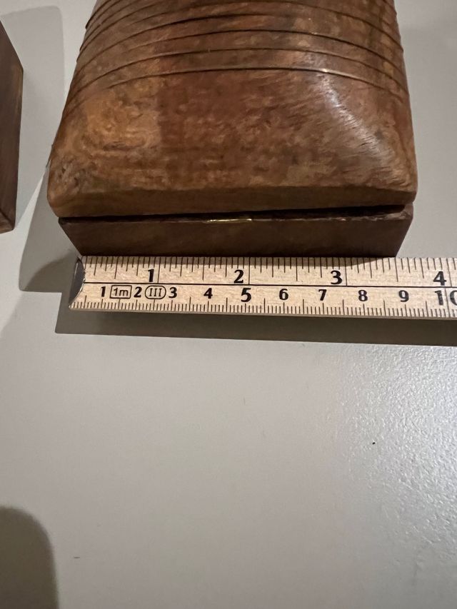 Dos. Cajas joyeros de madera.