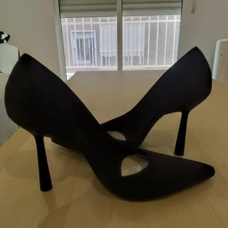 Tacones con abertura lateral