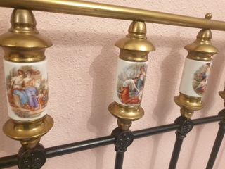 Cabecero de forja y porcelana