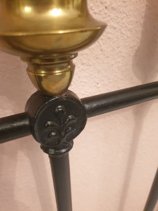 Cabecero de forja y porcelana