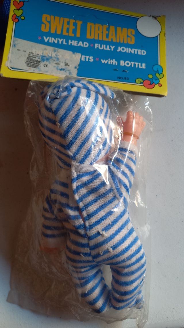 bebe con biberon C13