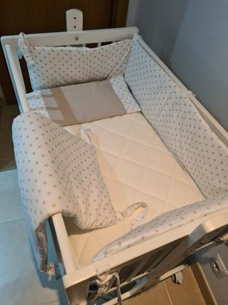 Minicuna colecho + colchón nuevo+chichoneras+jugue