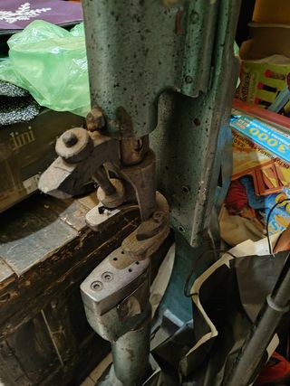 Máquina de clavar tacones