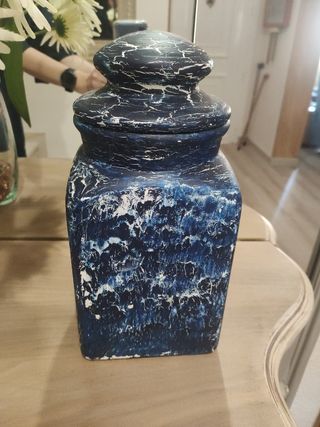 Bombonera hecha a mano de arcilla blanca