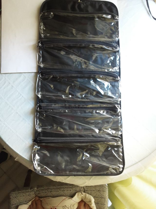 Bolsa de aseo con regalo.