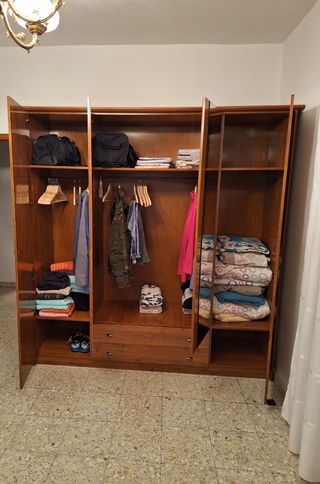 Conjunto  Armario y cómoda con espejo