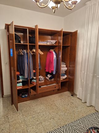 Conjunto  Armario y cómoda con espejo