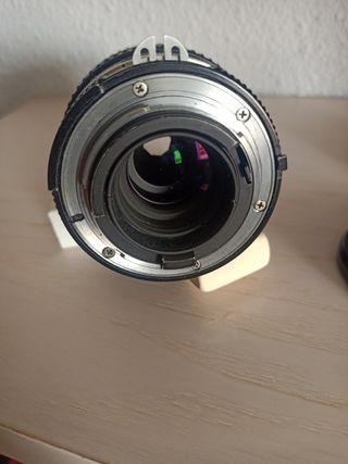 Óptica tele NIKKOR 200 MM/4 AI, parasol integrado