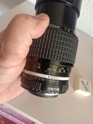 Óptica tele NIKKOR 200 MM/4 AI, parasol integrado
