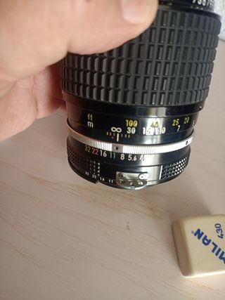 Óptica tele NIKKOR 200 MM/4 AI, parasol integrado