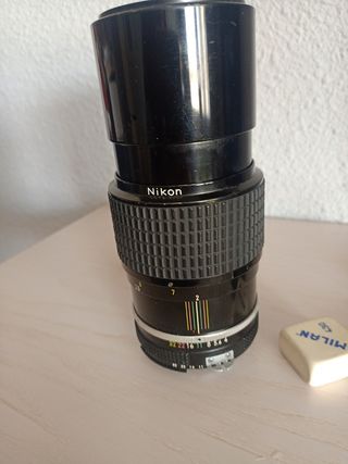 Óptica tele NIKKOR 200 MM/4 AI, parasol integrado
