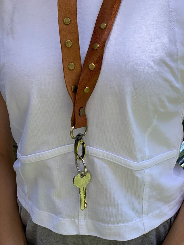 Tira llavero de piel original y tachas marron