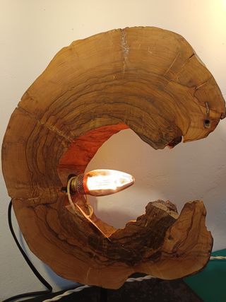 lampada da tavolo in legno di ulivo