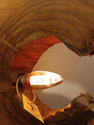 lampada da tavolo in legno di ulivo