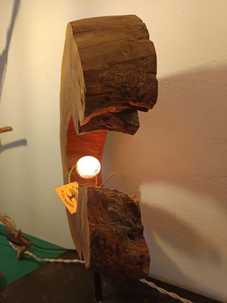 lampada da tavolo in legno di ulivo