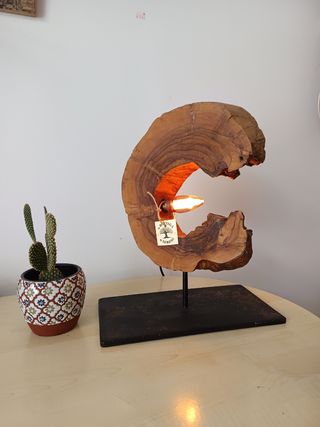 lampada da tavolo in legno di ulivo