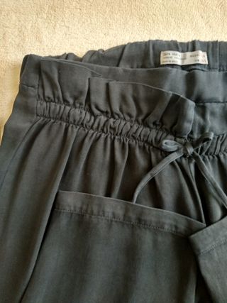 Pantalón negro de Zara 