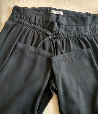 Pantalón negro de Zara 