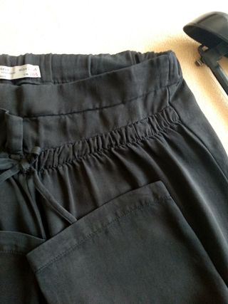 Pantalón negro de Zara 