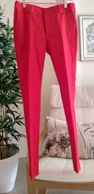Pantalón rojo de Zara 
