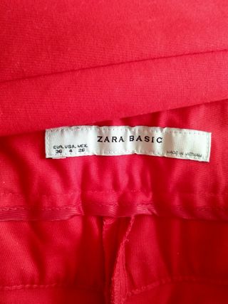 Pantalón rojo de Zara 