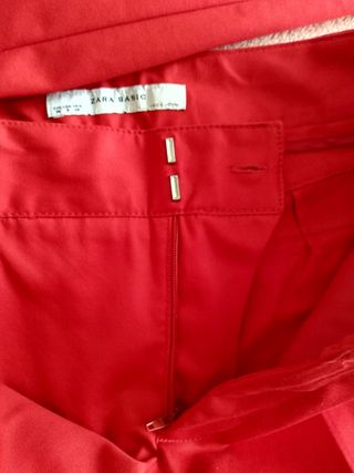 Pantalón rojo de Zara 