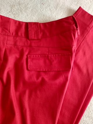 Pantalón rojo de Zara 
