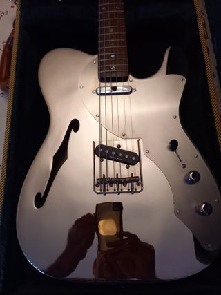 Guitarra tipo telecaster thinline de metal