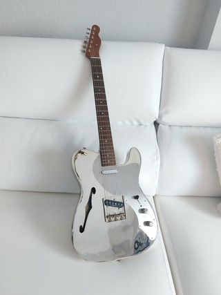 Guitarra tipo telecaster thinline de metal