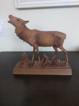 Escultura de ciervo