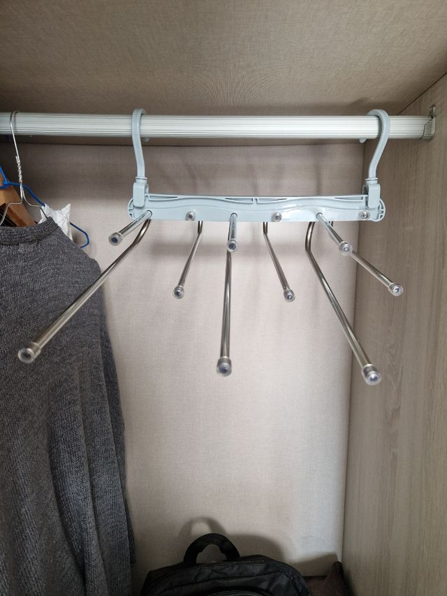 Percha múltiple para pantalones.