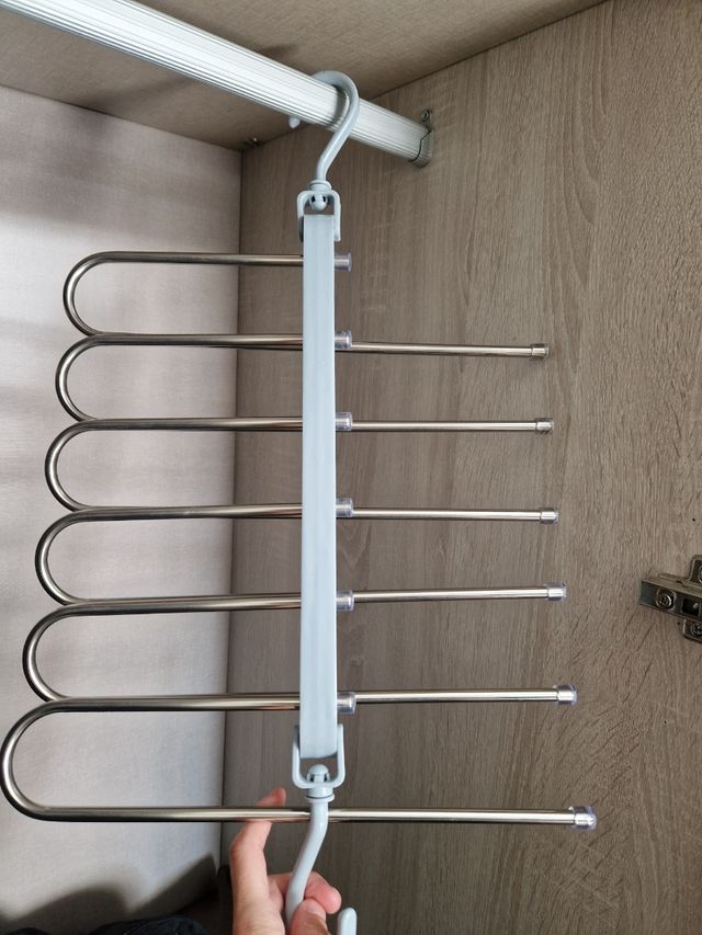Percha múltiple para pantalones.