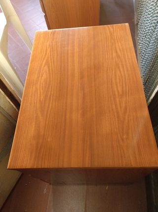 Dos mesitas de noche malm color miel