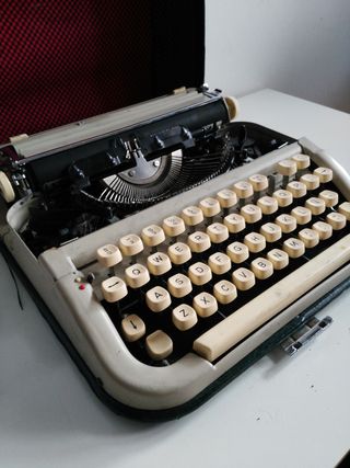 🛠️ Maquina de escribir portátil antigua 🛠️