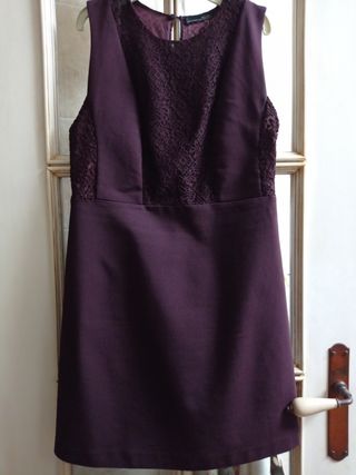 Vestido cóctel burdeos de Zara